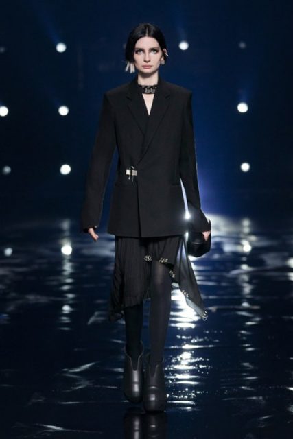 Matthew M Williams 加入 Givenchy 首個正式時裝展的3個關鍵詞:時裝、音樂、舞台| Fall/Winter 2021