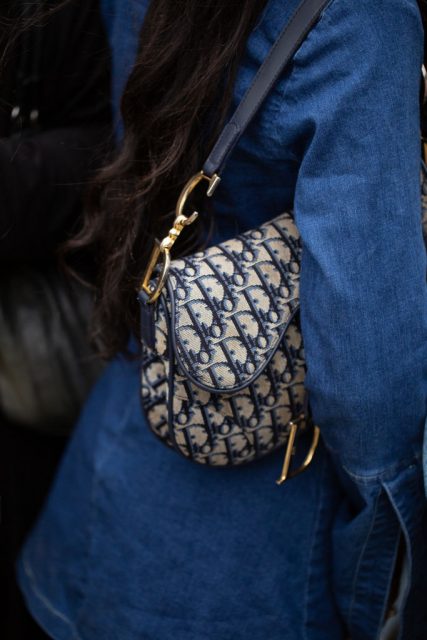 20年前 John Galliano VS 20年後 Maria Grazia Chiuri 的 Saddle bag,如何成為經典中的經典?