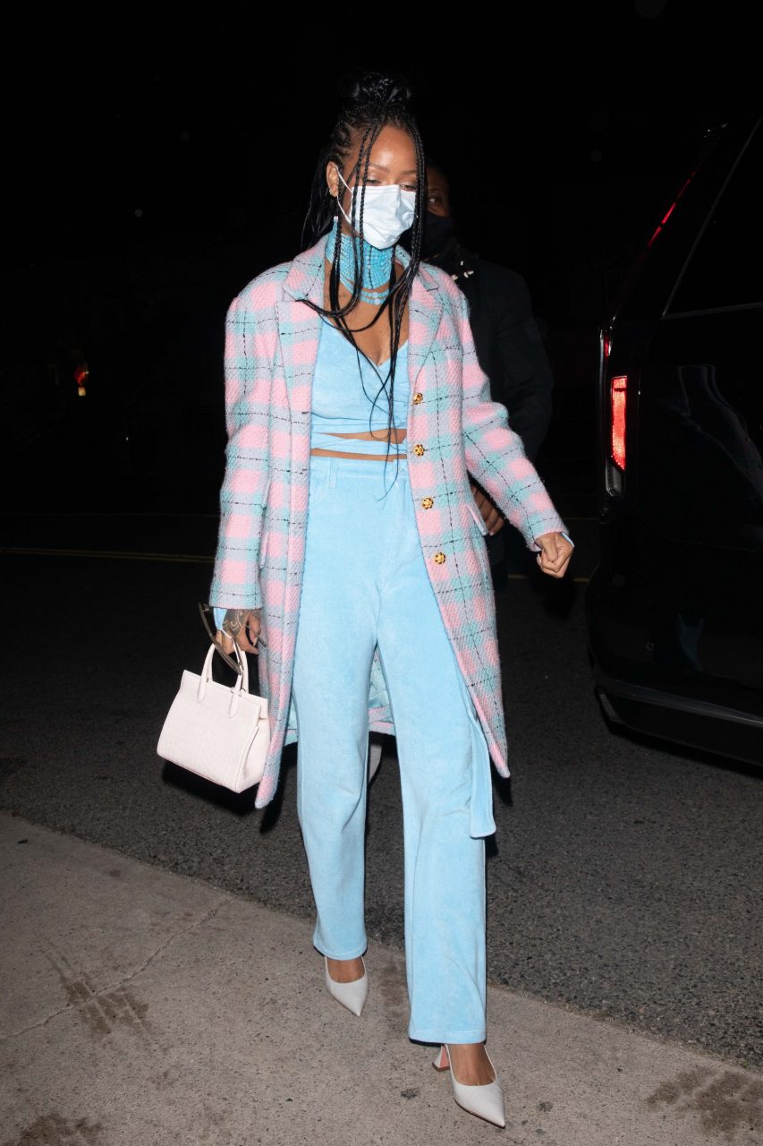 永遠走在潮流前端的時尚女王Rihanna： 一身夢幻的 Pastel 色調，教你如何駕馭復古風格！