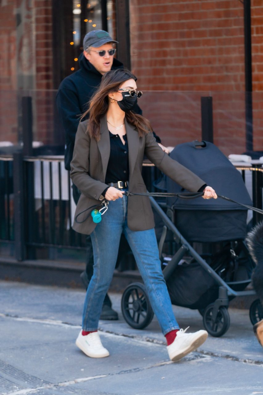 Emily Ratajkowski 產後首次現身街頭，身材完全沒有走樣！