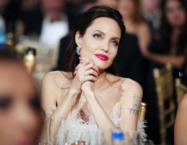 沒想到Angelina Jolie也是藝術收藏家?在佳士得售出邱吉爾名畫打破拍賣紀錄!