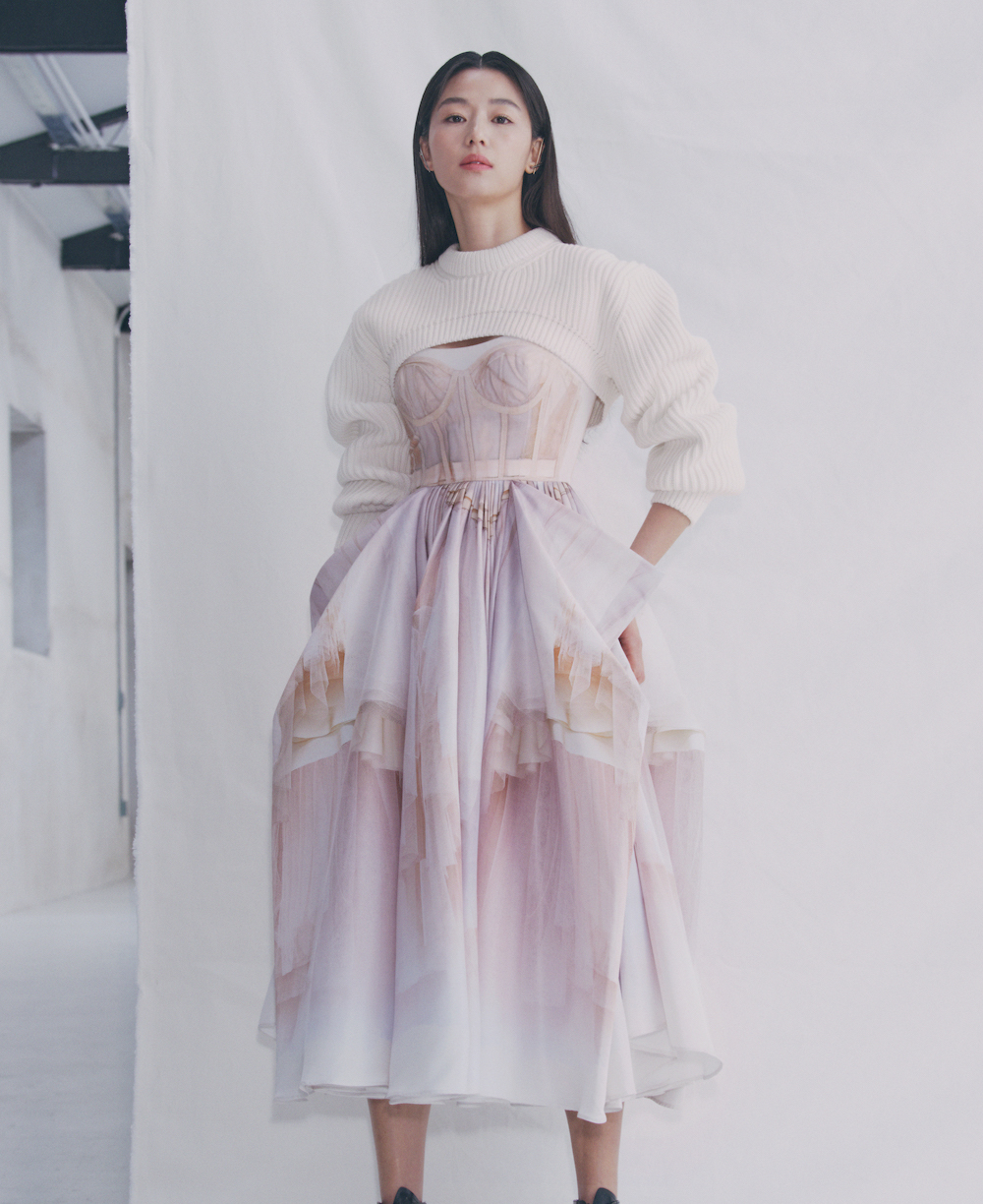 全智賢以最純粹的力量演繹 Sarah Burton 筆下叛逆溫柔的 Alexander McQueen 形象