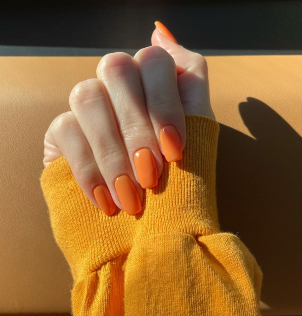 為指甲換上新色迎接春夏！Kendall Jenner 率先用上橙色甲油活力滿分