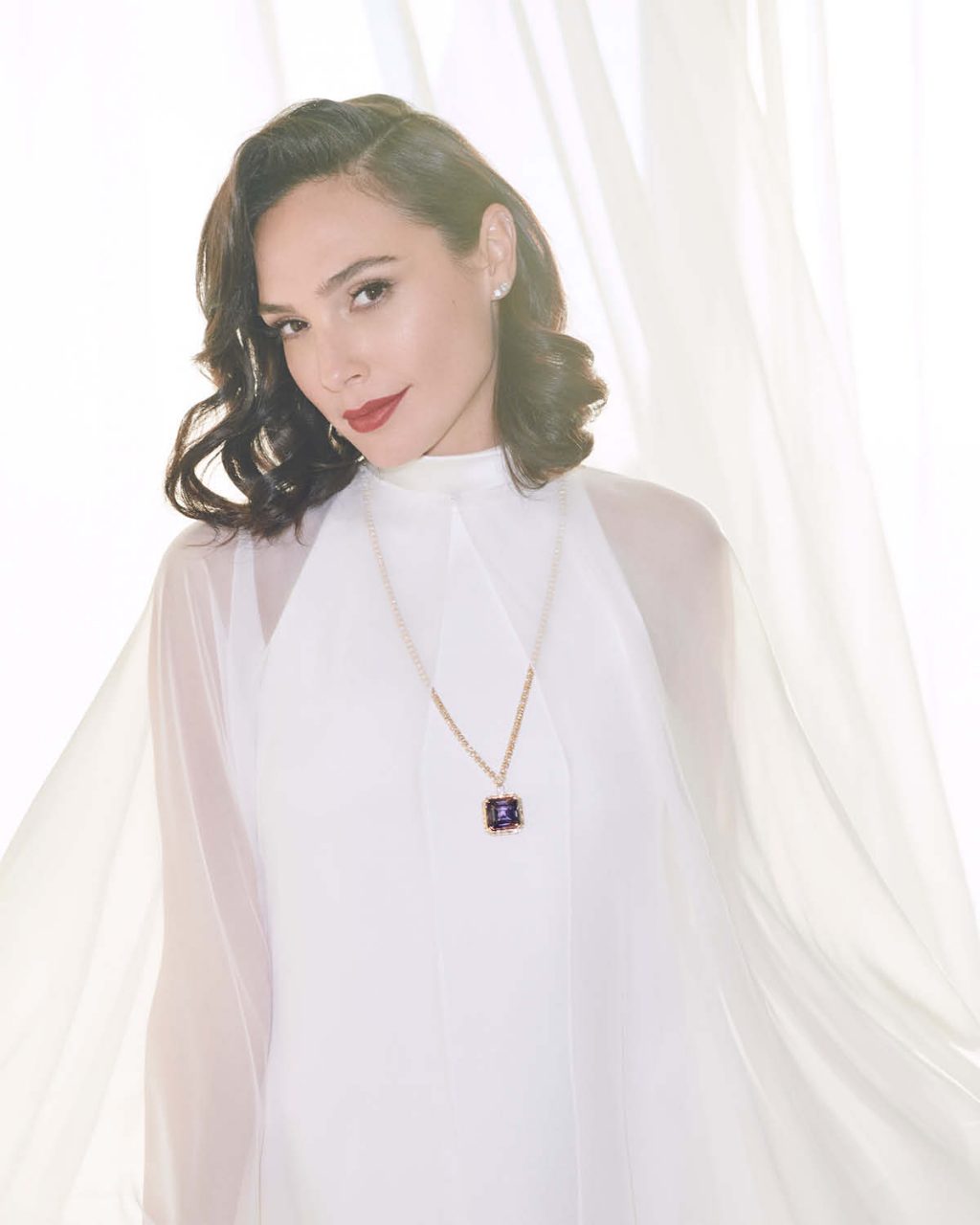 神奇女俠 Gal Gadot 以飄逸仙氣的造型完美遮蓋孕味，翌日溫馨宣布懷上第三胎