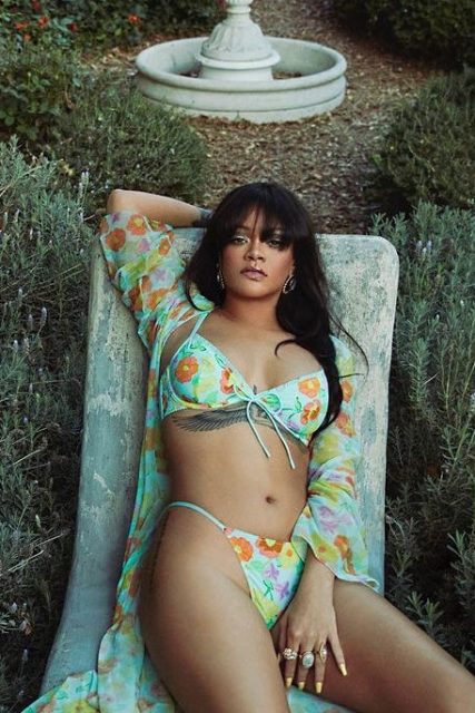為春天帶來一絲性感!Rihanna 在歐式花園演繹 Savage X Fenty 最新碎花設計