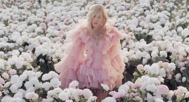 Blackpink Rosé 新歌《On the Ground》:盤點10套目不暇給的時尚造型變換!