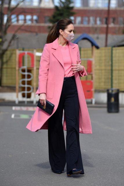 凱特王妃以春風明媚的粉色造型亮相,而威廉王子首度回應弟弟哈里王子和梅根訪談內容!