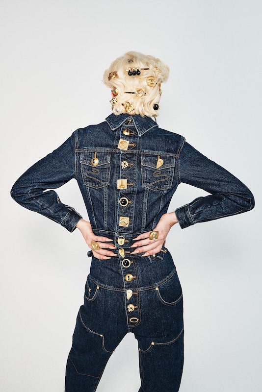 居家休閒的運動褲是時候說再見！2021 春夏潮流將會被5款牛仔褲主宰