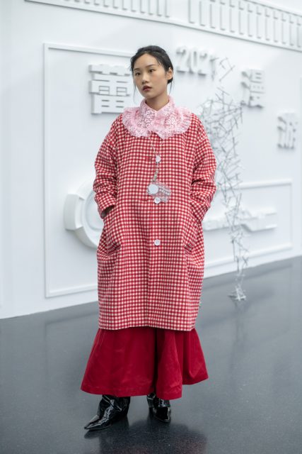 上海街拍精選:逾百場實體時裝展,場外中國潮人如何呈現國風?