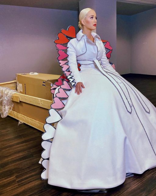 Katy Perry 為《American Idol》擔任評判，一看她的個人「迷你時裝展」