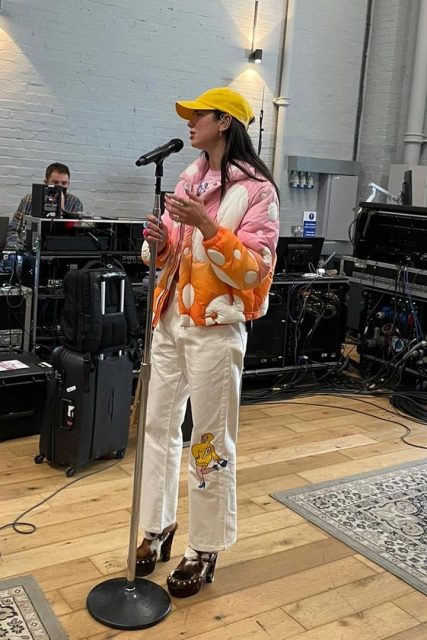 復古 Dua Lipa 再次登場!今次加入了木屐凉鞋俱樂部