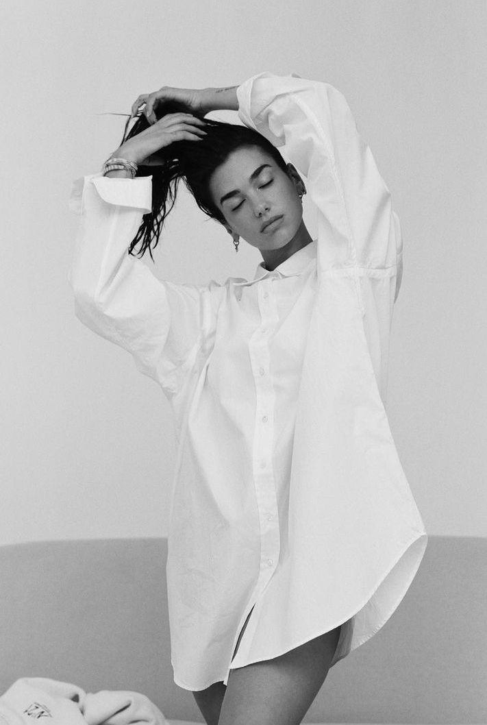 Dua Lipa、Bella Hadid 和秀智都愛穿白襯衫，分享4個實用方法讓它不會變黃！