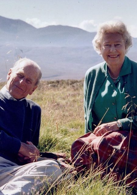 當你還在為愛情而苦惱,不妨向英女王與菲臘親王之間的相處之道學習