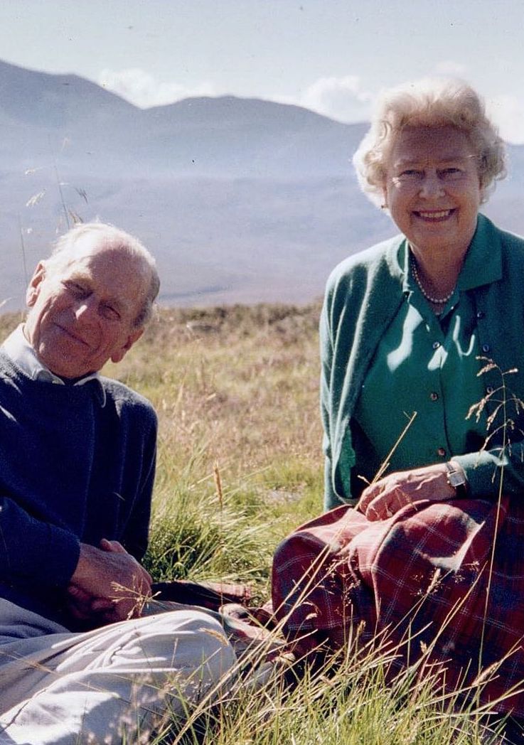 當你還在為愛情而苦惱，不妨向英女王與菲臘親王之間的相處之道學習