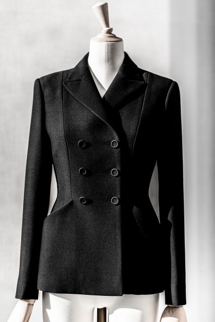 無懼於時間洪流轉變,見證 Dior Bar Jacket 從誕生到現在的迷人故事
