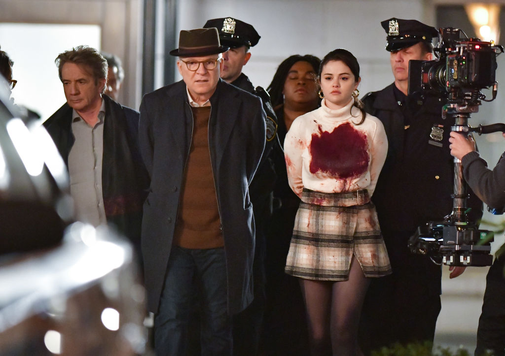 Selena Gomez在紐約市被發現滿佈鮮血並被捕！是為全新節目《Only Murders In The Building》還是？