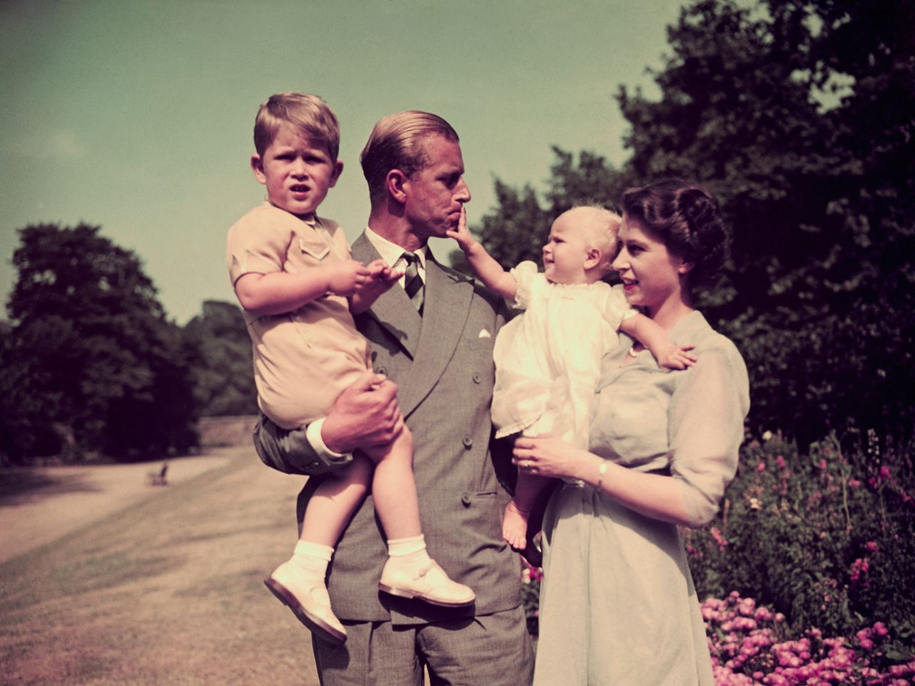 菲臘親王的浪漫不是隻言片語！細數其為英女王設計的5件珍貴瑰寶