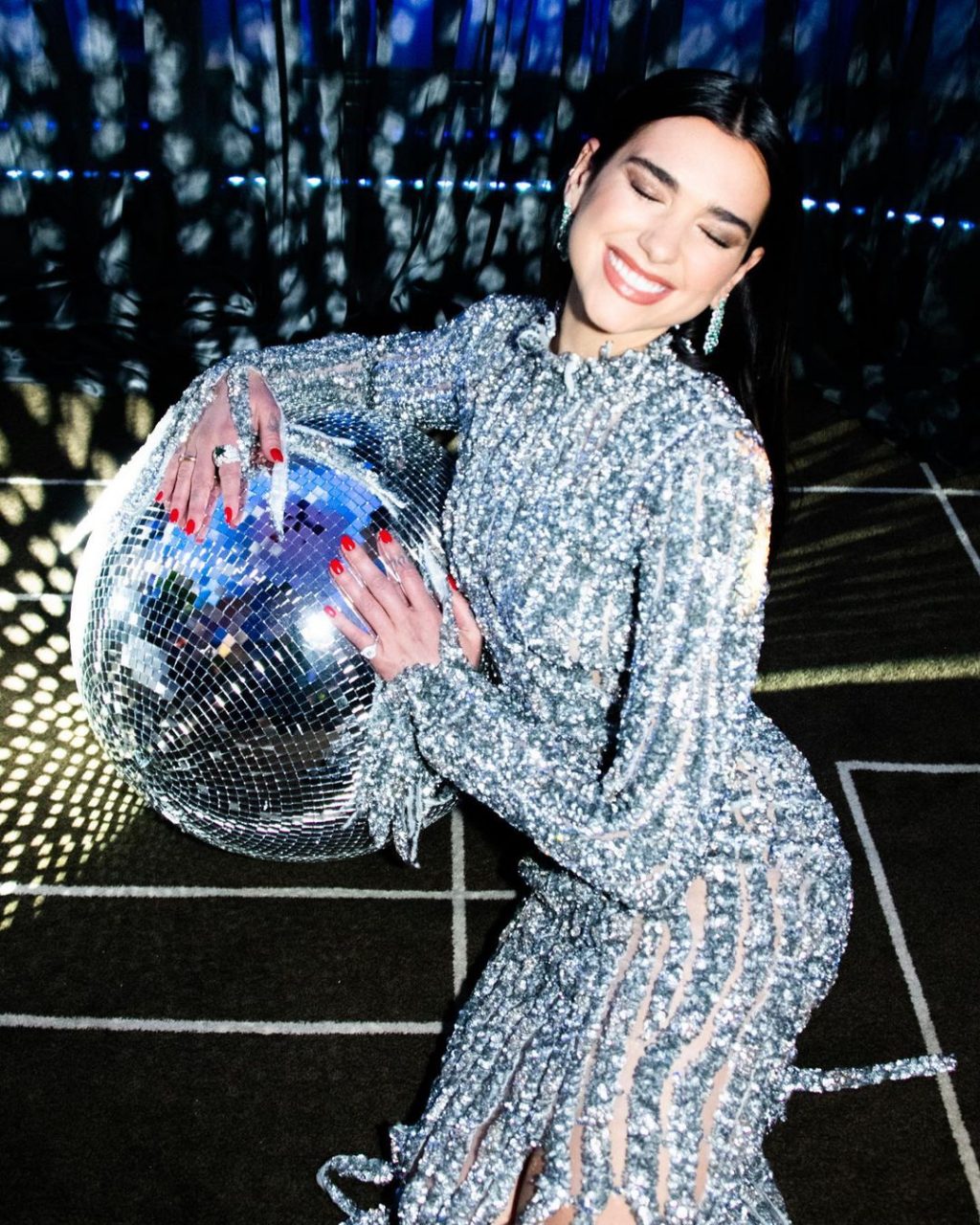 Oscars 也掩蓋不了 Dua Lipa 的光芒：穿上 Balenciaga 搭配華麗珠寶參加 Elton John 奧斯卡暖場慈善表演