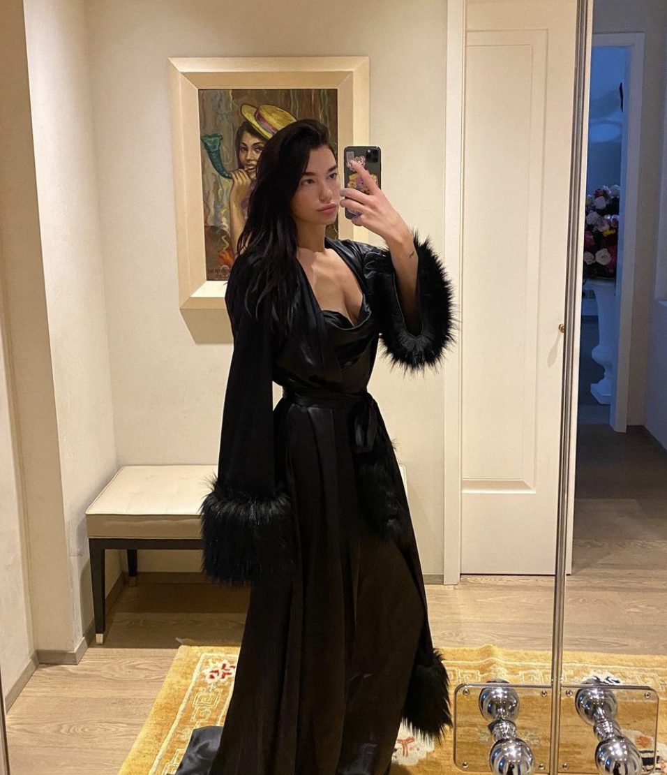 Dua Lipa 最新造型借鑑「冰山美人」Morticia Addams？穿上黑色絲綢長袍尤為華麗