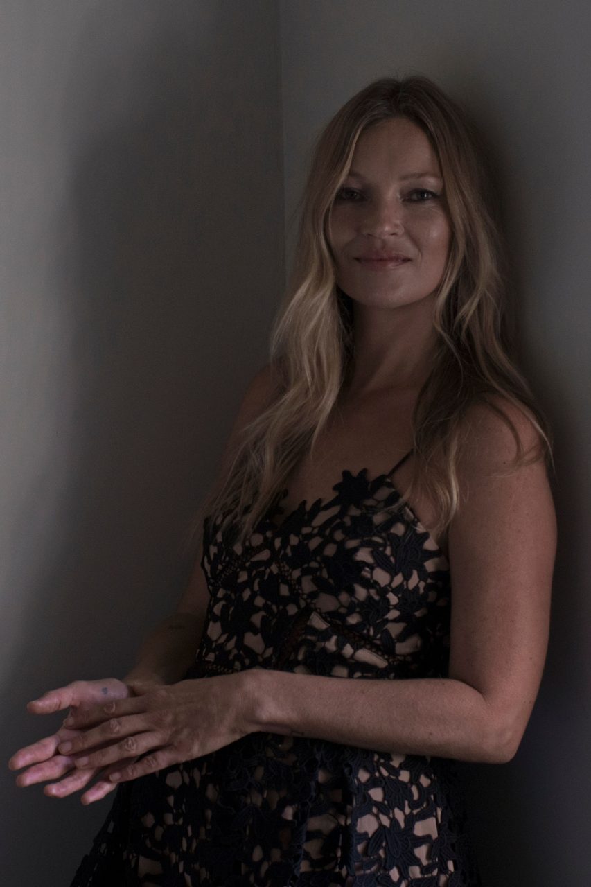 Kate Moss 首次與 Self-Portrait 合作，拍攝一系列時尚照展現超模從容姿態