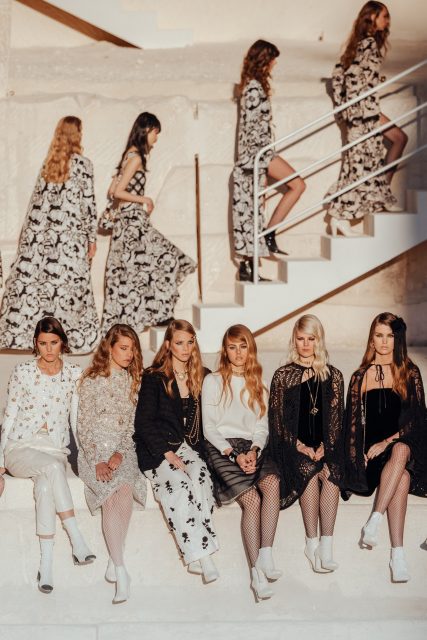 5分鐘打造！在家也能輕易做到Chanel Cruise 2022時裝騷的模特兒髮型