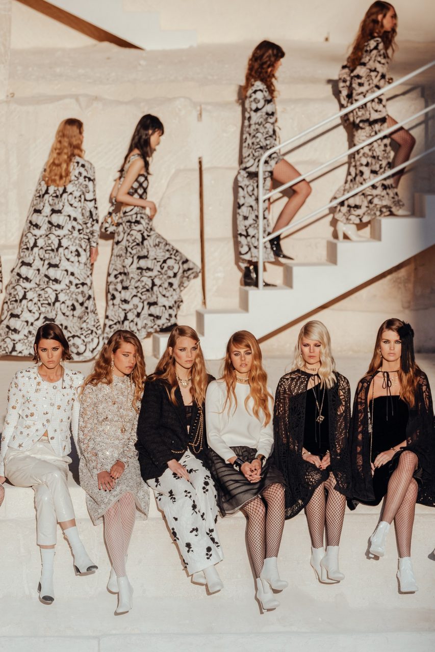 5分鐘打造！在家也能輕易做到Chanel Cruise 2022時裝騷的模特兒髮型