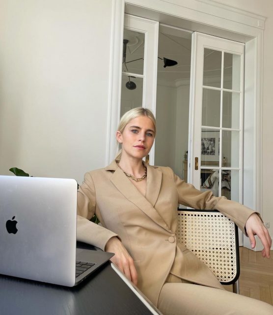 久坐老是胖下半身、腰酸背痛?10個上班族必學的「伸展瘦身」居家運動!