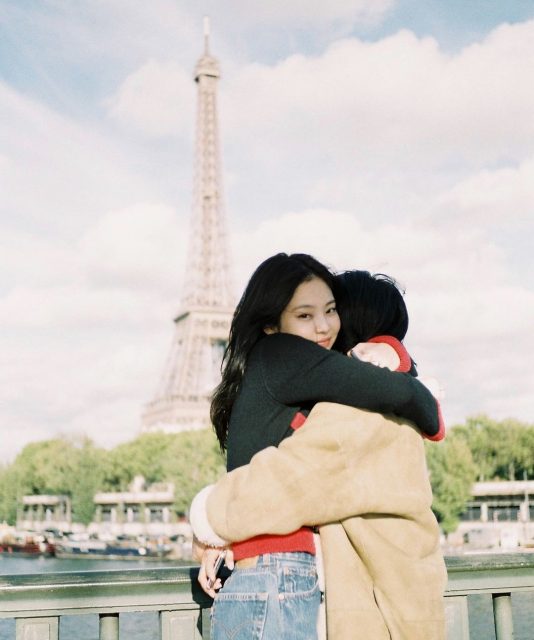 這是真正的母女裝!Blackpink Jennie 與媽媽在巴黎穿上同一件 Chanel 外套