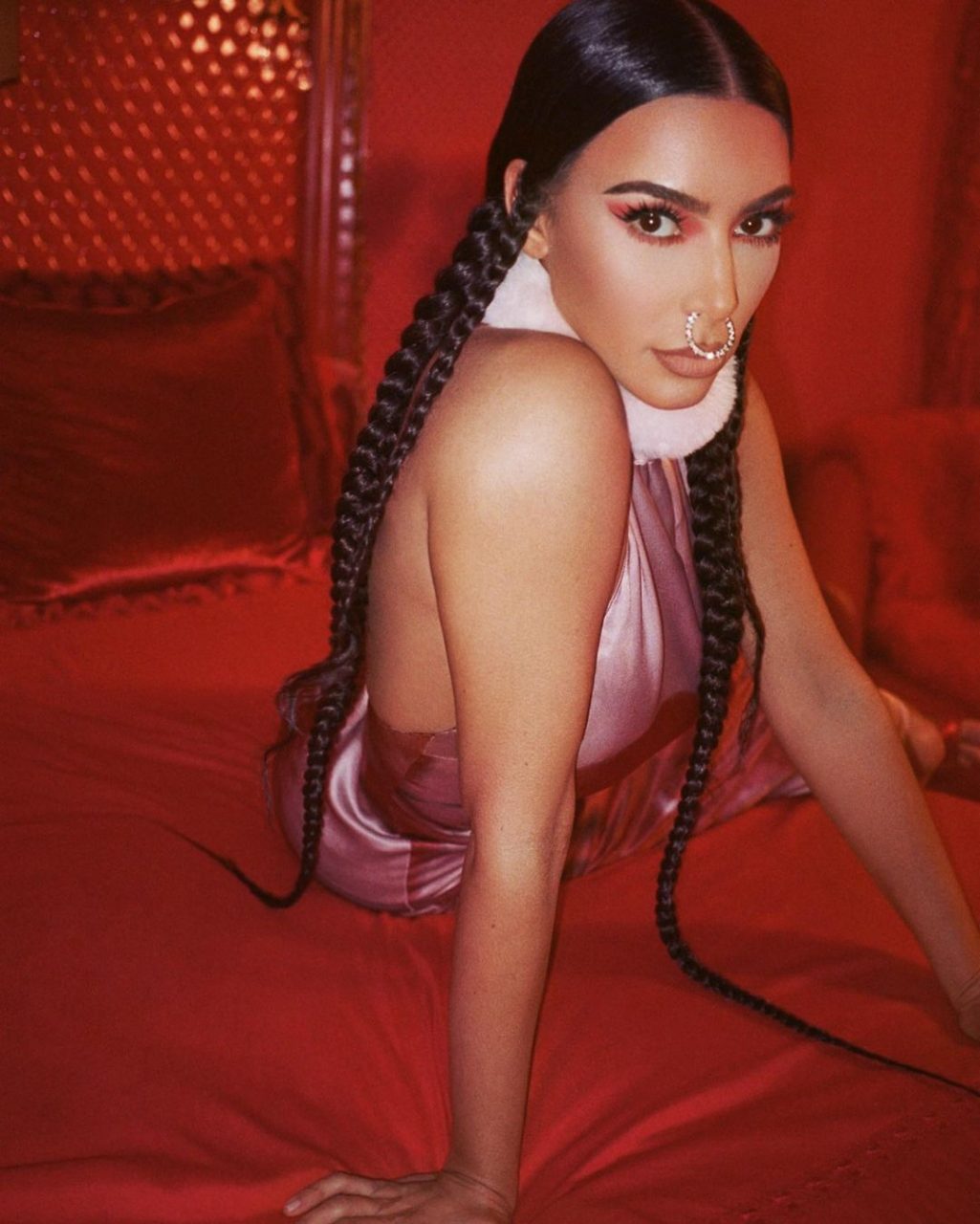 Kim Kardashian的中國風造型！你看過穿上旗袍、戴著鼻環的她嗎？