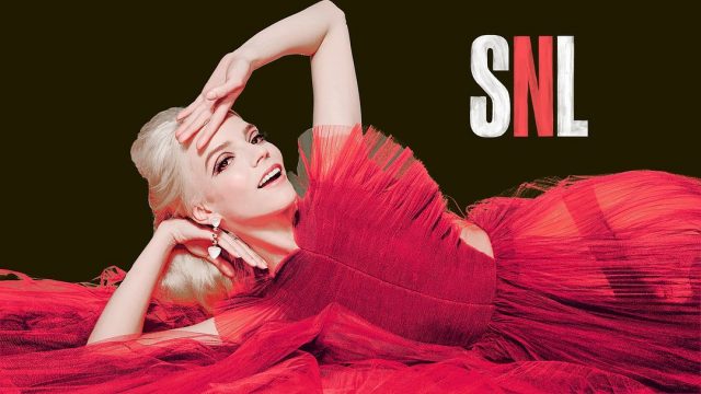 Anya Taylor-Joy 將 SNL 變成了時裝展?回顧這位金球視后當晚的百變造型