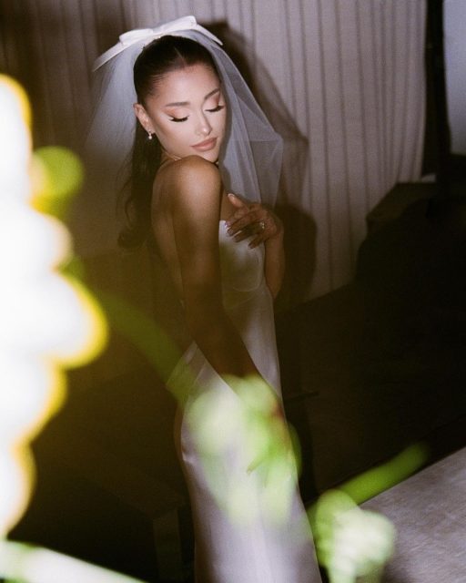 流行小天后 Ariana Grande 婚紗終於曝光？ 原來是來自這一個「婚紗女王」品牌！