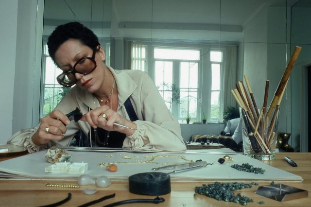 Tiffany & Co. 皇牌珠寶設計師、Halston 繆斯:你一定要認識的傳奇女珠寶設計師 Elsa Peretti