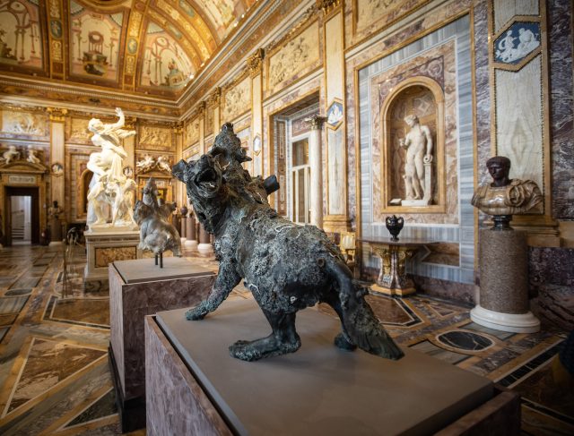 真正地「搞」藝術: Prada 與英國藝術家 Damien Hirst 合作,於羅馬舉行 “Archaeology Now” 雕塑展覽正式開幕