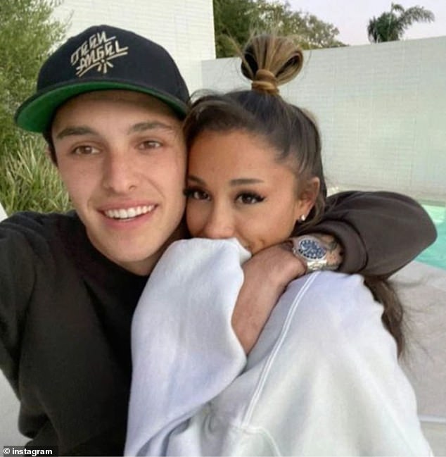 Ariana Grande 在加州低調完婚！與房產經紀人男友 Dalton Gomez 熱戀一年修成正果時間線整理