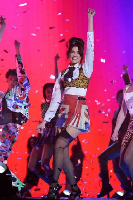 Dua Lipa 所有服裝都能駕馭得到! 20張經典照片見證這位流行天后百變舞台造型