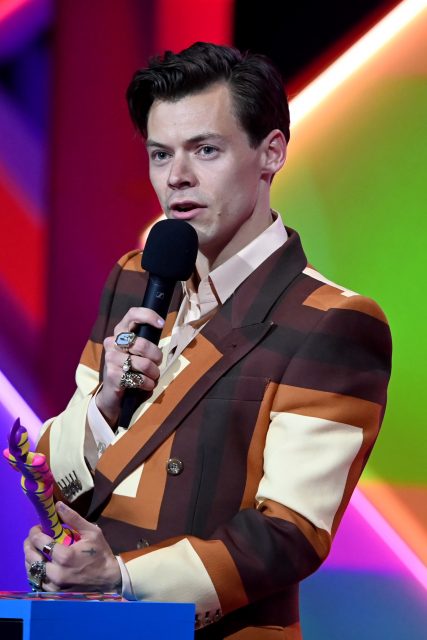 果然是時尚寵兒!Harry Styles 率先穿上最新 Gucci Aria系列西裝出席 Brit Awards 全英音樂獎 2021