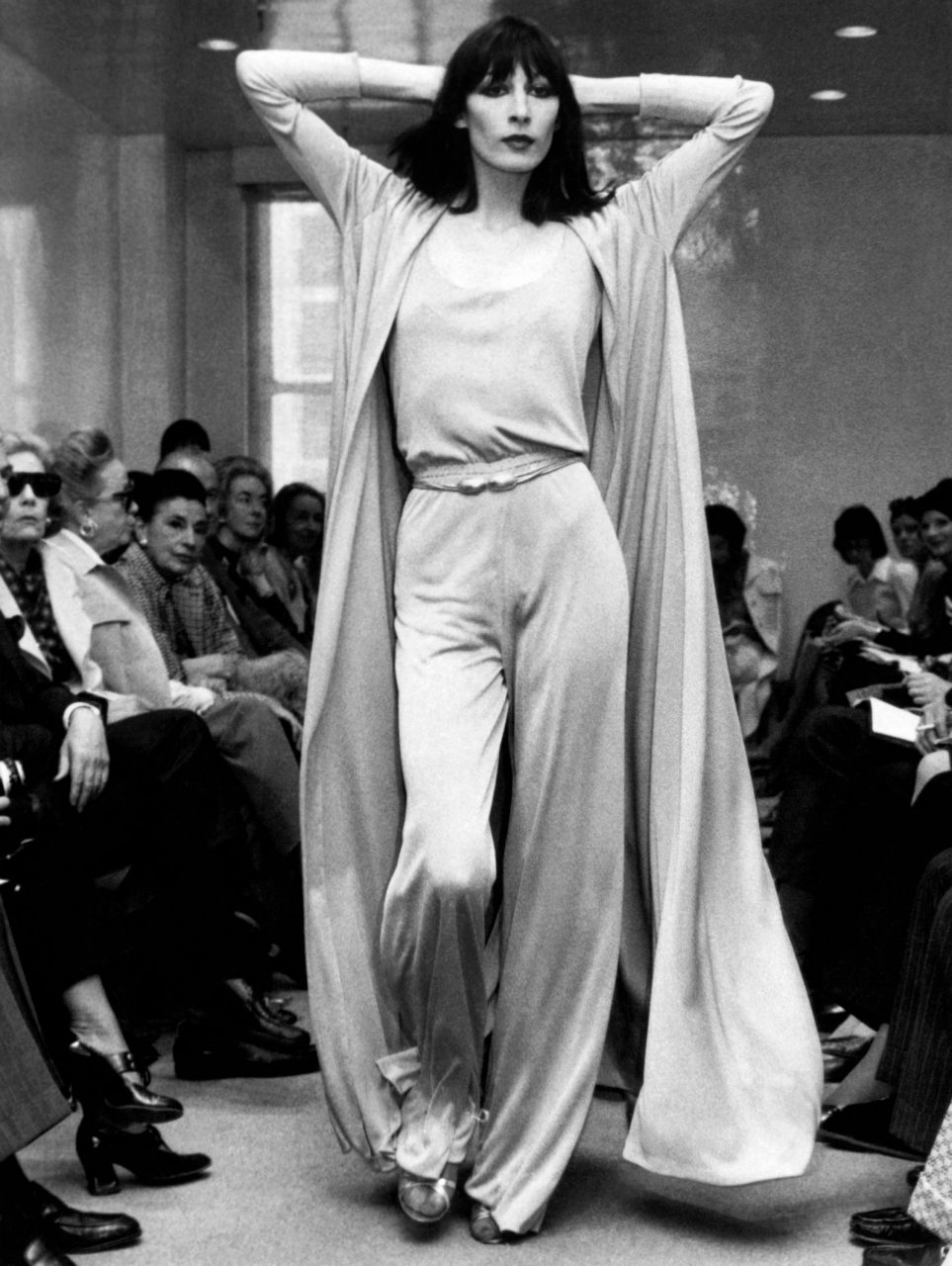 1972年5月23日 Anjelica Huston 為 Halston 擔任模特兒。