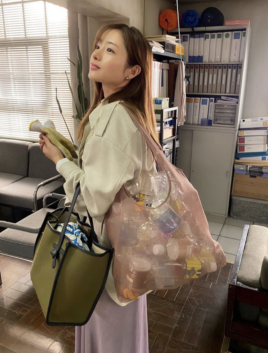 石原里美真不愧為「帶貨女王」！新劇《戀愛要夠Deep》出場率極高的手袋原來是這個品牌？