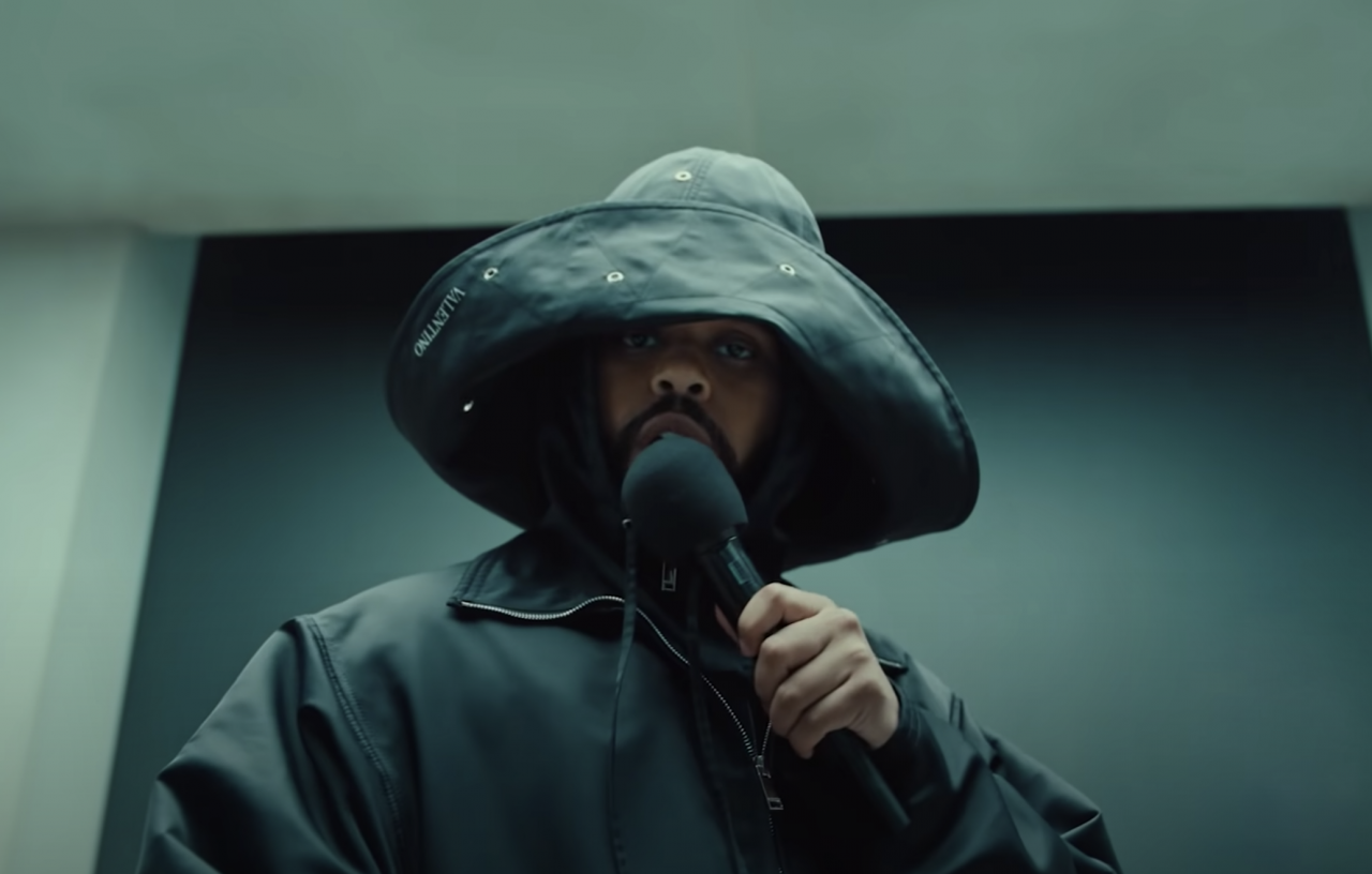 The Weeknd 淋雨傾情演繹《Save Your Tears》穿上 Valentino 霸氣獲得 Brits 最佳國際男歌手獎項
