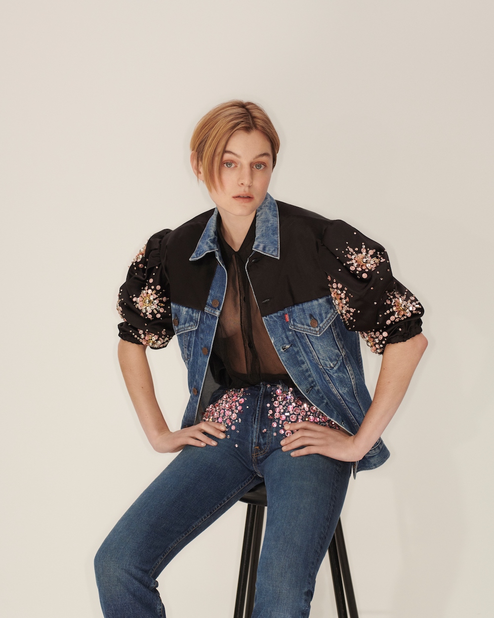 升級再造的高訂版 Upcycled by Miu Miu ，聯手 Levi’s 重新演繹古董 Levi’s®501 款男士牛仔褲 Trucker 牛仔外套