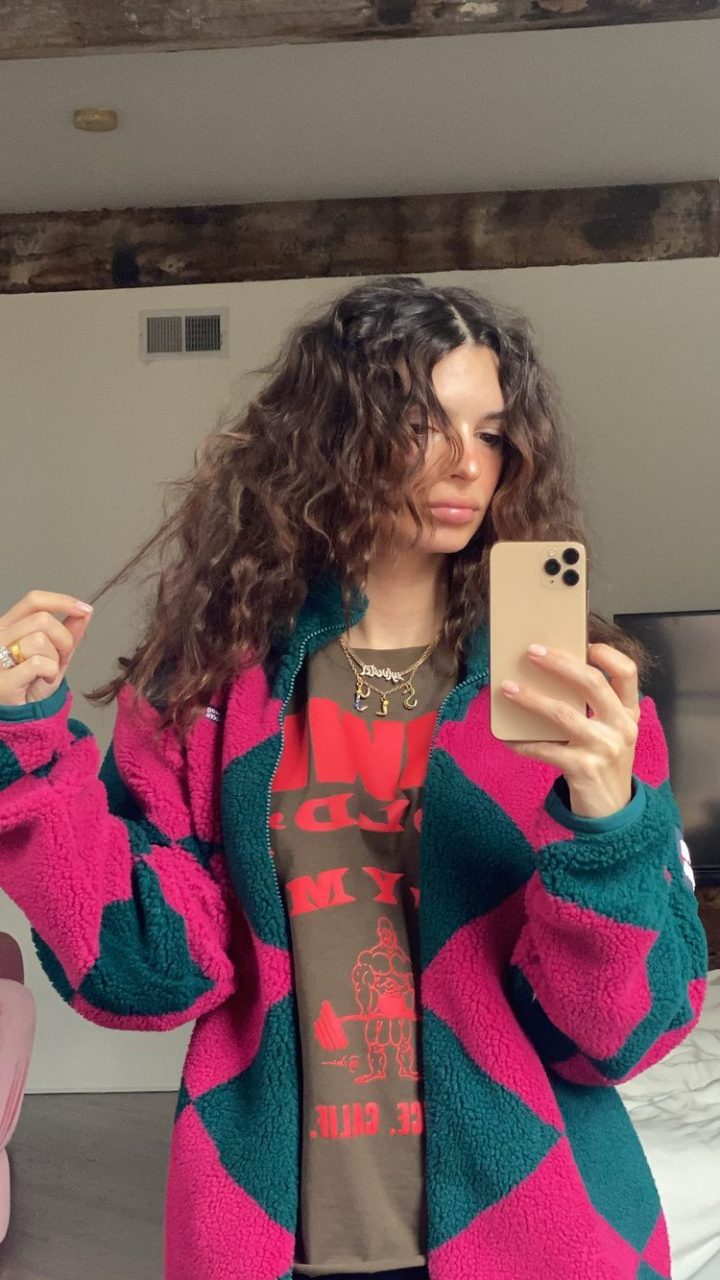 「辣媽」Emily Ratajkowski的復古捲髮造型！意外地展出可愛一面