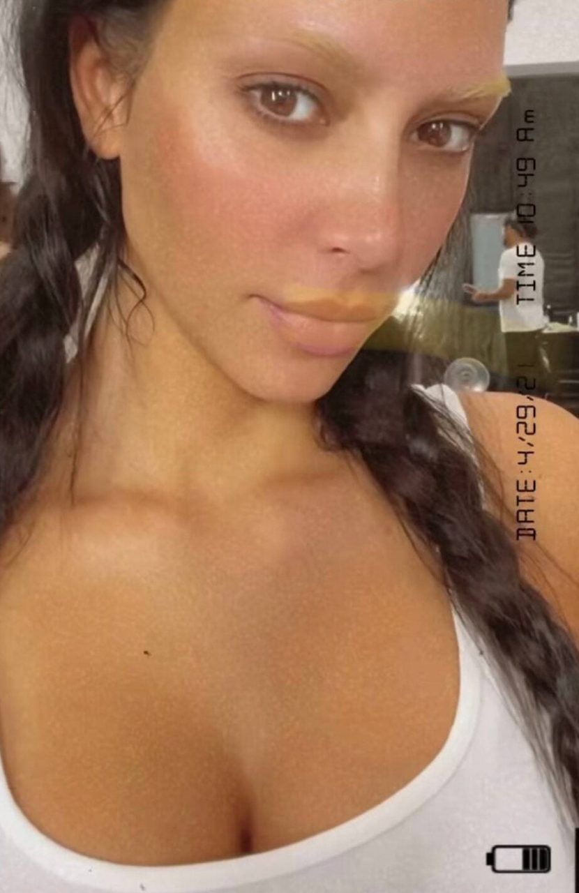 Kim Kardashian、Maisie Williams等荷里活名人親身示範 前衛的漂白眉毛潮流又來了！