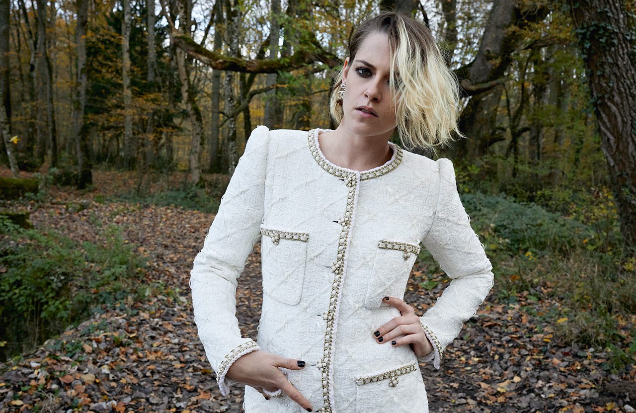 Chanel 品牌大使 Kristen Stewart 再次到訪「女士城堡」，完美演繹 2020/21 工坊系列華麗服裝
