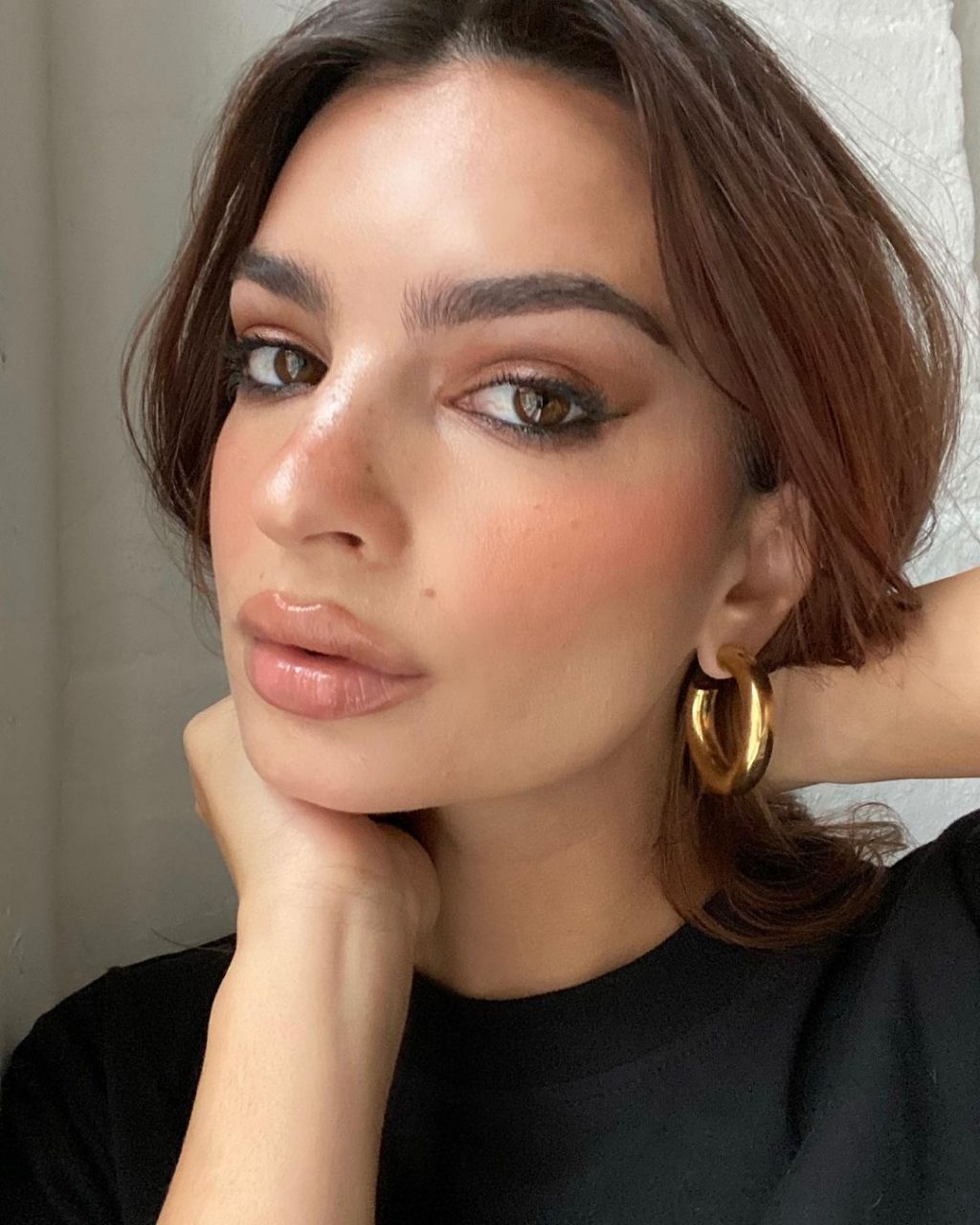 真不愧為最性感女性 Emily Ratajkowski以10個妝容做出10種不同的誘惑