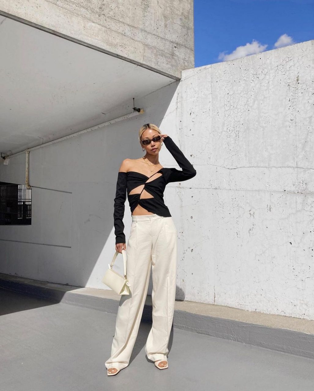 #SummerInVogue：出其不意的 Cut-out 挖空上衣，是夏天小露性感造型的必備單品！