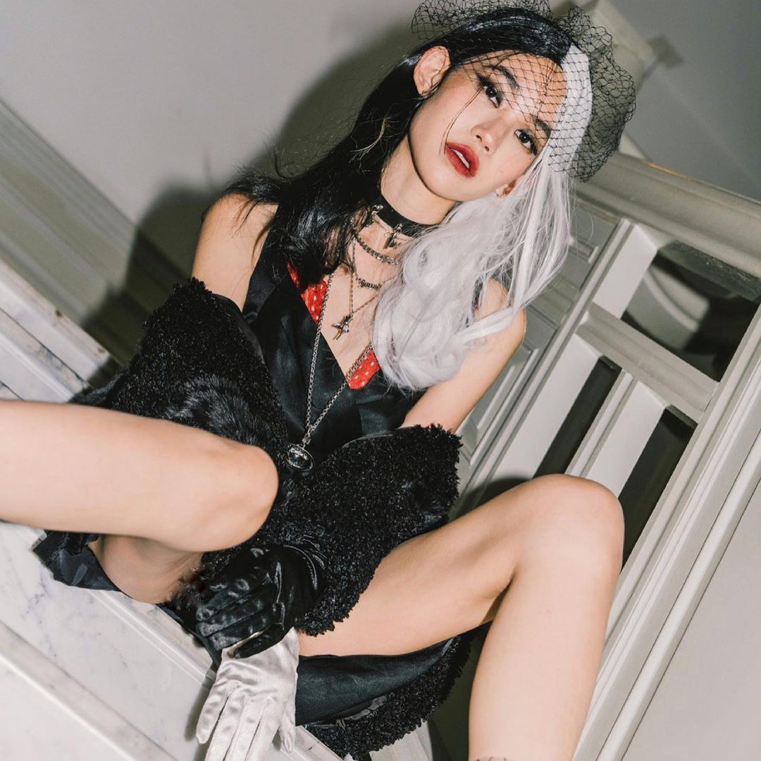 《莫測高深一女生》女主角Chicha Amatayakul化上《黑白魔后》Cruella妝容 用上意想不到的化妝技巧？