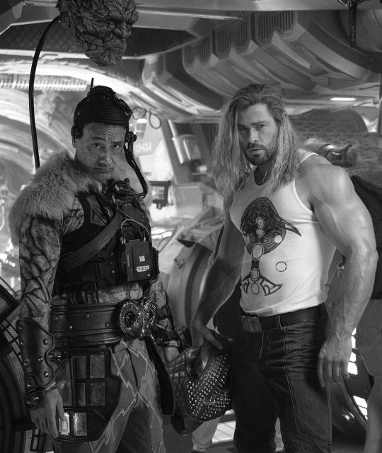 雷神 Chris Hemsworth 親自宣佈《Thor : Love and Thunder》正式殺青,更分享養眼肌肉照!