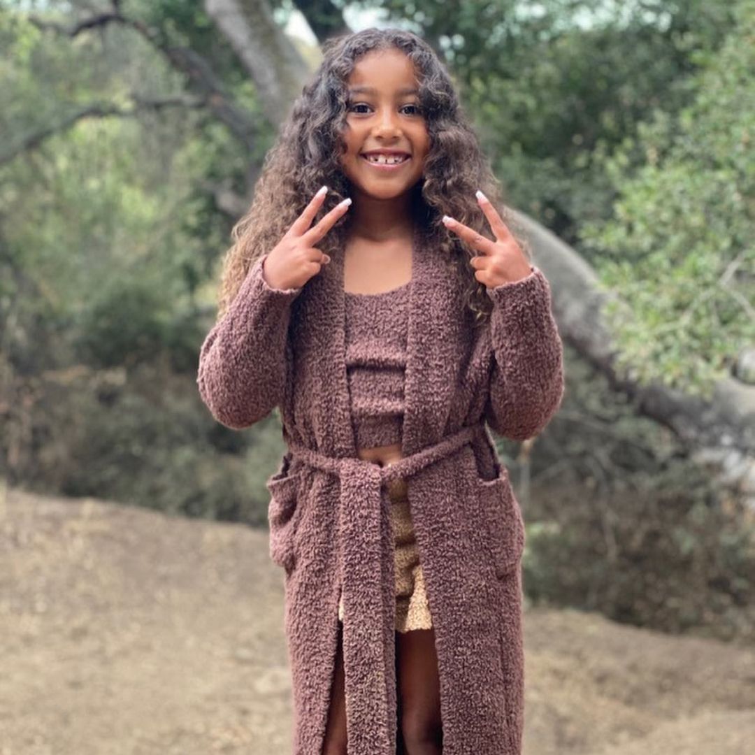 最潮星二代North West滿8歲了，回顧Gen Alpha風格偶像超強馭衣術！