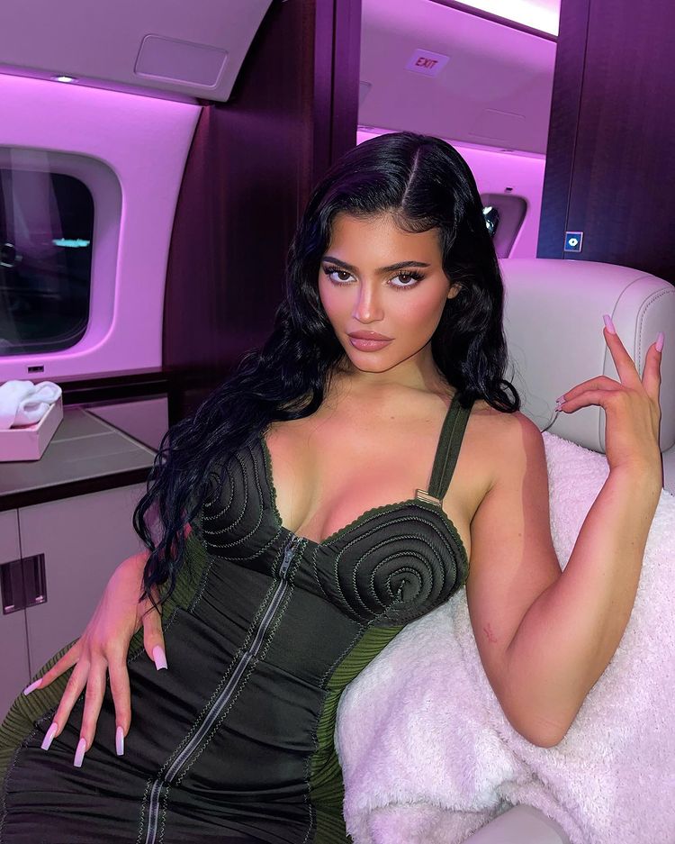 Kylie Jenner 化身海妖亮相活動，身上裙款原來是 Jean Paul Gaultier 的復古單品！