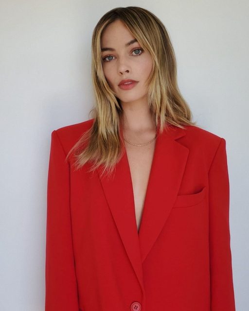 Margot Robbie絕美造型宣傳《自殺特攻》!全紅套裝原來是致敬小丑女?
